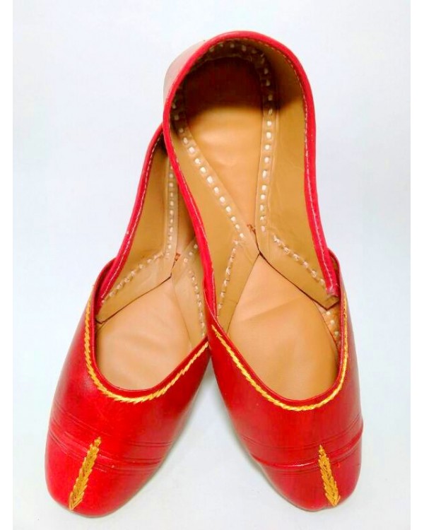 red bridal punjabi jutti
